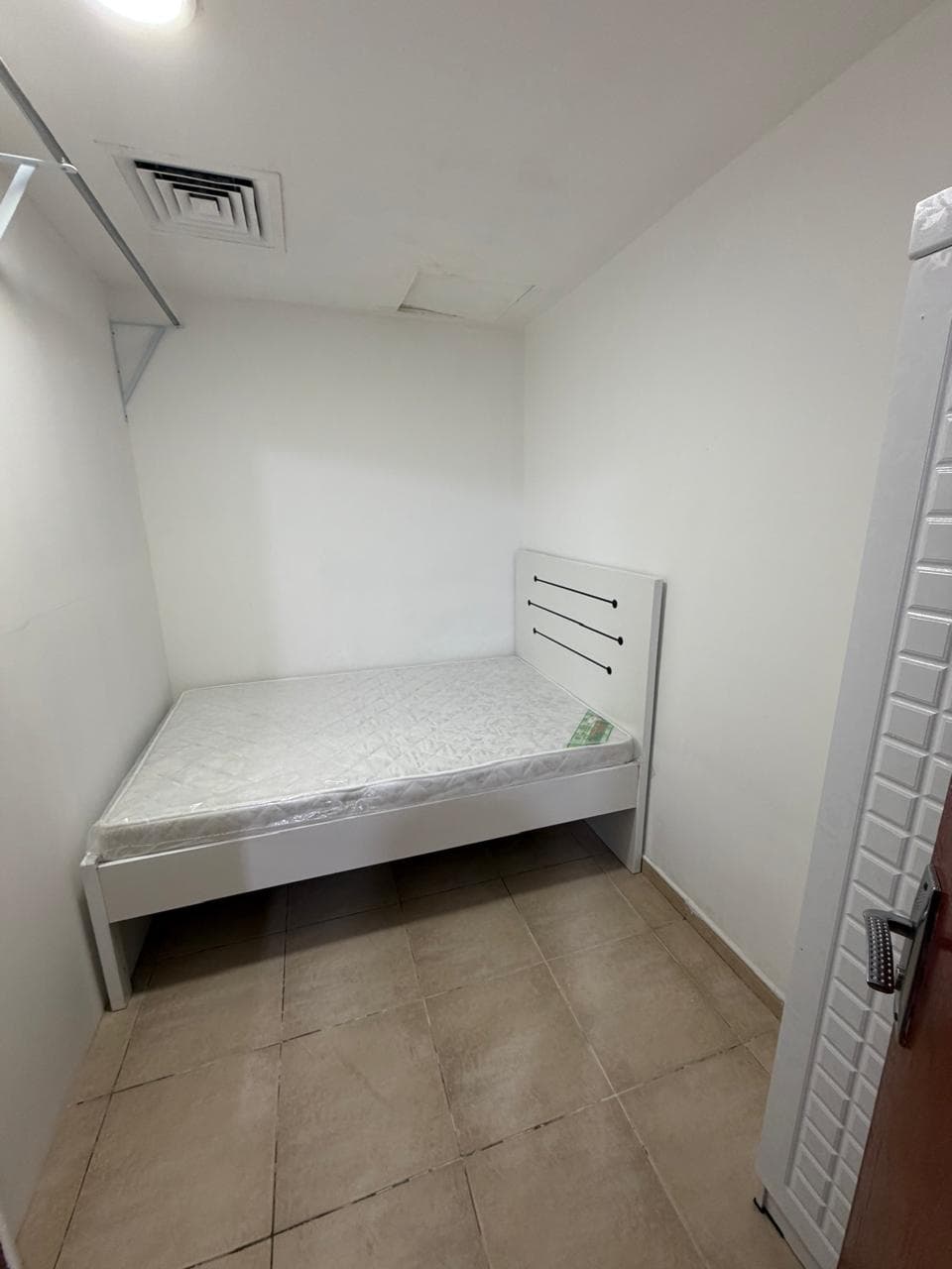 Partition near bus Stop (Single or Couple only), photo 2
