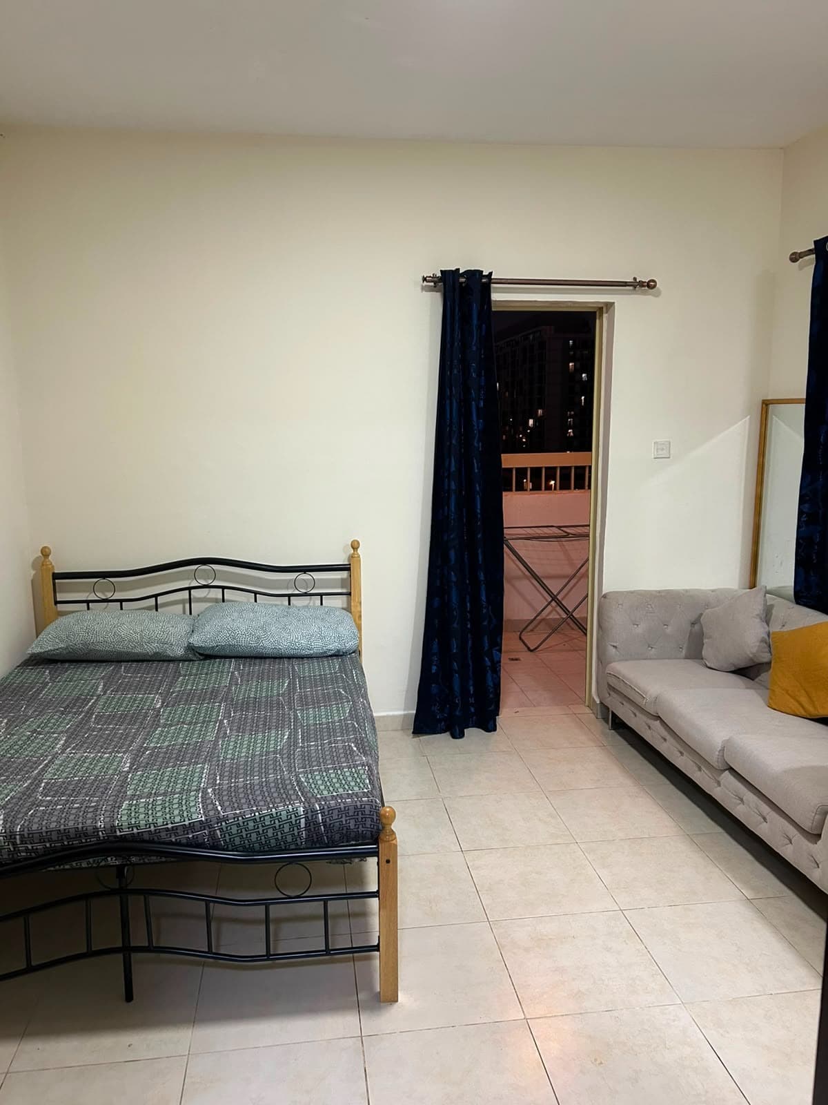 Fully Furnished Room near Metro (Family or Female only), photo 1